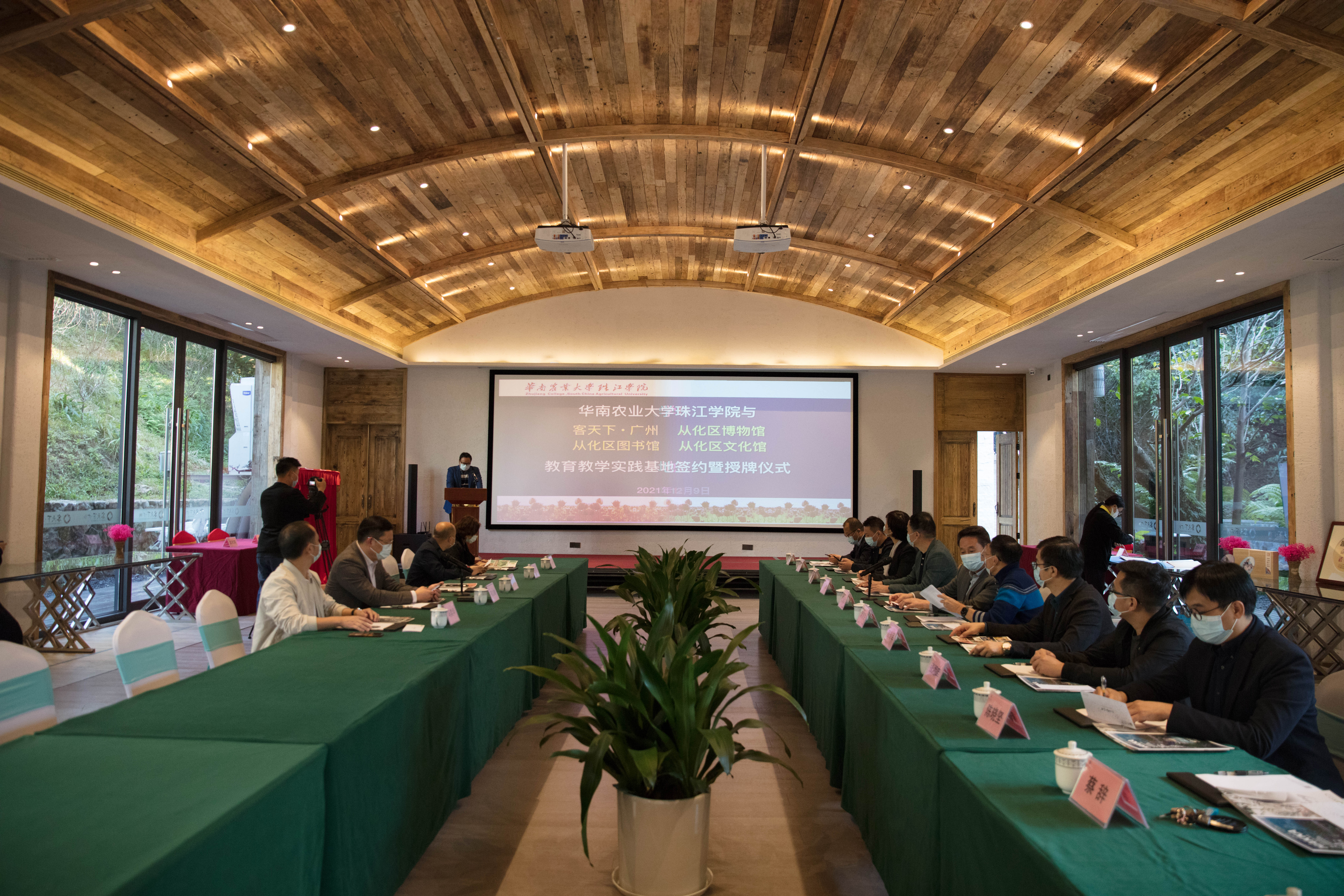 华南农业大学珠江学院传媒学院教育教学实践基地签约暨授牌仪式圆满落成，广州客天下携手三馆一校联袂打造月亮书吧文化高地